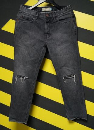 Укороченные прямые джинсы с обрезанным низом и дырками на коленях (slim)