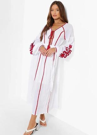 Boohoo платье вышиванка белое с красный цветочный принт миди нарядное без