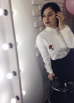 Біла сорочка з нашивкою