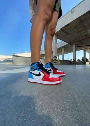 Nike air jordan 1 retro white blue red высокие лаковые кроссовки найк джордан лак разноцветные голубые красные белые лакированные скидка распродажа6 фото