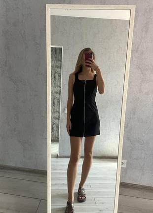 Чорне плаття на змійці