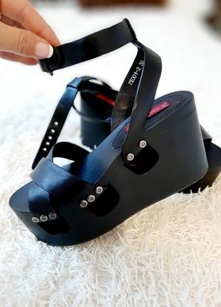 Босоніжки на платформі