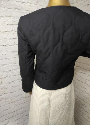 Незвичайний стьобаний жакет піджак з акцентними гудзиками р.м5 фото