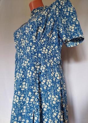 Голубое платье миди с разрезом спереди в белый цветочный принт asos(размер 12-14)6 фото