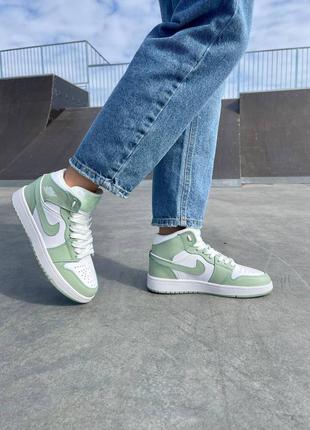 Кросівки nike air jordan 1 retro mid light green3 фото