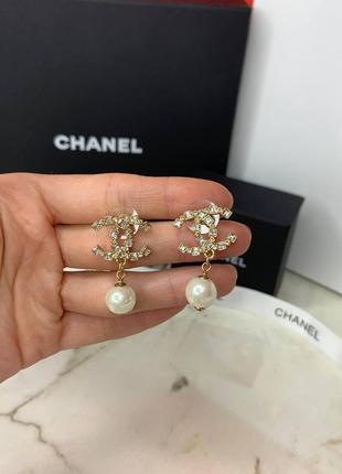 Брендовые серьги в виде логотипа с жемчугом