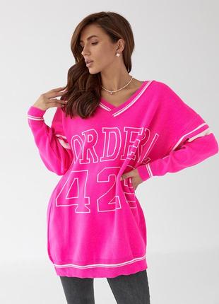 Подовжений жіночий рожевий светр оверсайз із написом1 фото