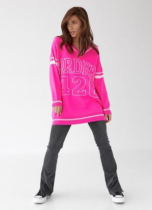 Удлиненный женский розовый свитер оверсайз с надписью3 фото