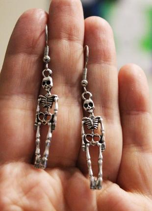 Круті сережки в стилі рок готика кульчики скелет хеловін4 фото
