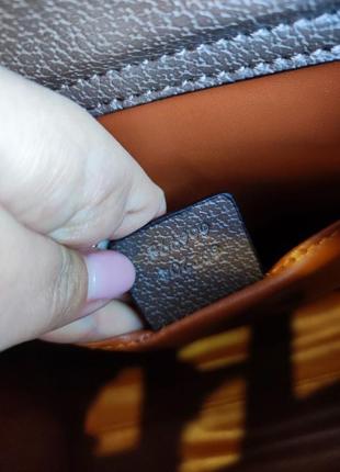 Шикарна брендова коричнева сумка із круглими ручками8 фото