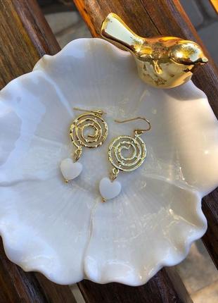 Сережки з перламутровими серденьками