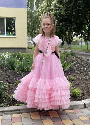 Шикарное пышное розовое платье на девочку