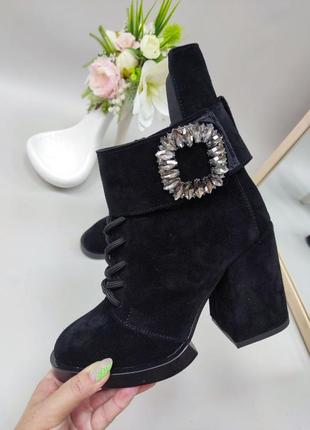 Женские ботинки из натуральной замши декорированные красивым ремешком на каблуке 9 см