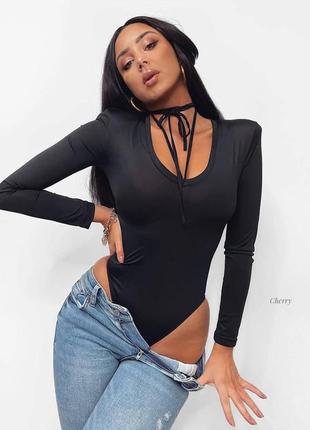 Яркие боди со шнуровкой на шее