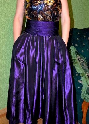 Цвет баклажан с отливом,без бретель,имеется широкий пояс, лиф вышит поедками,