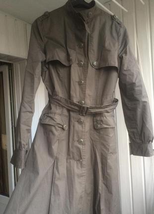 Стильний осінній плащ