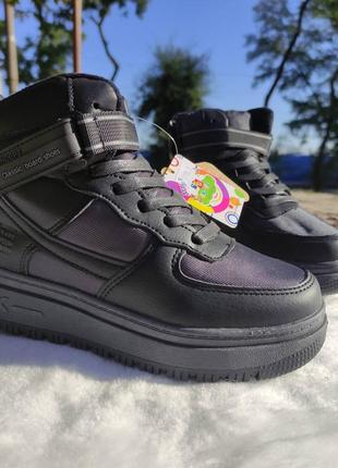 Зимові кросівки для хлопчиків в поєднанні графітового і  чорного кольорів