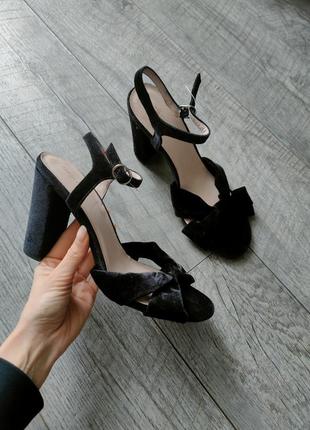 Бархатные босоножки в стиле miu miu