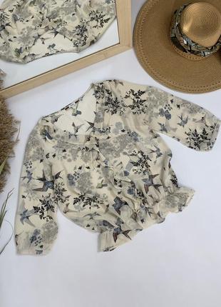 Блуза шифонова з довгим рукавом талія на резинці з принтом з квітами і птахами