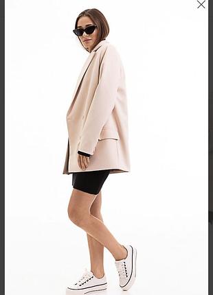 Жіночий двобортний жакет світло-бежевий із декоративними клапанами