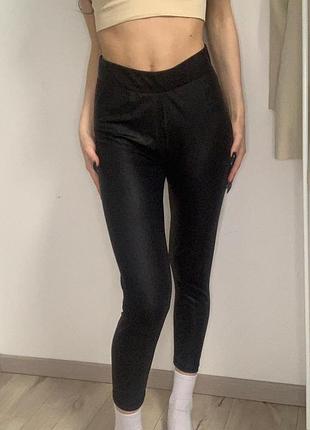 Насичено чорні лосіни