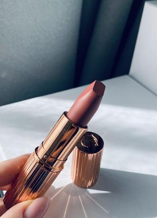 Charlotte tilbury pillow talk помада matte revolution lipstick в оттенке pillow talk3 фото