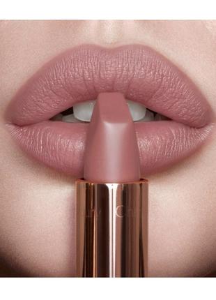 Charlotte tilbury pillow talk помада matte revolution lipstick в оттенке pillow talk7 фото