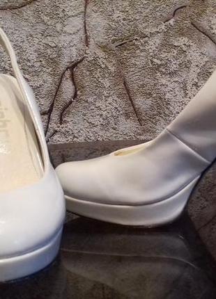 Белые туфли, босоножки с закрытым носком2 фото