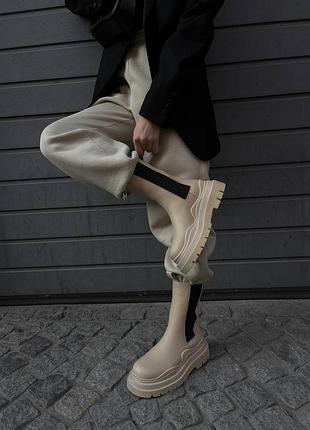 Bottega veneta beige lux популярні жіночі масивні сапожки бежеві світлий беж ботінки на високій платформі массивные ботинки сапоги бежевые осень6 фото