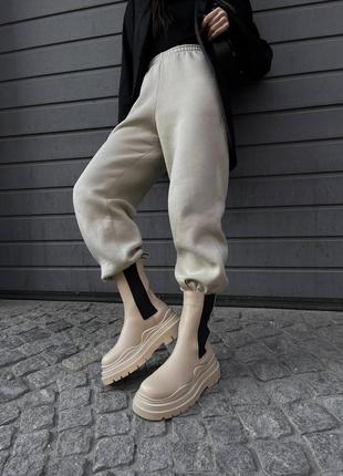 Bottega veneta beige lux популярні жіночі масивні сапожки бежеві світлий беж ботінки на високій платформі массивные ботинки сапоги бежевые осень10 фото