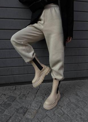 Bottega veneta beige lux популярні жіночі масивні сапожки бежеві світлий беж ботінки на високій платформі массивные ботинки сапоги бежевые осень8 фото