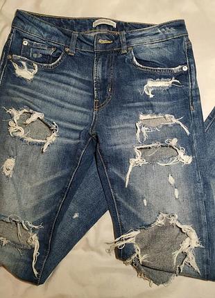 Рваные джинсы zara