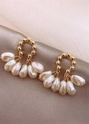 Стильні модні трендові  золотисті сережки кульчики із перлинками вишукані сережки для наречених