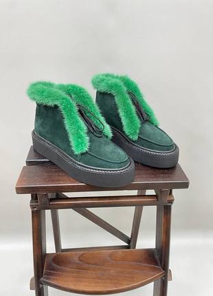 Женские ботинки хайтопы из натуральной замши зелёного цвета декорированы натуральной опушкой