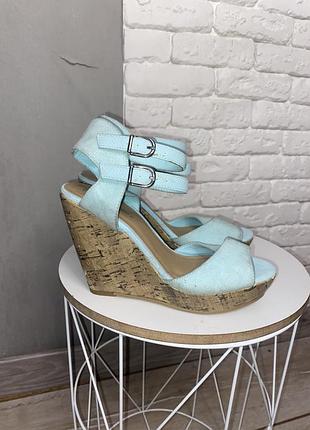Босоніжки на танкетці м‘ятного кольору  new look 37р