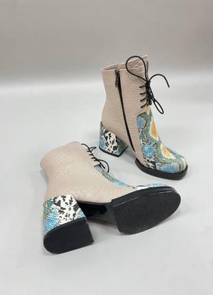 Женские ботинки из натуральной кожи бежевого цвета со вставками рептилий на каблуке 6 см2 фото