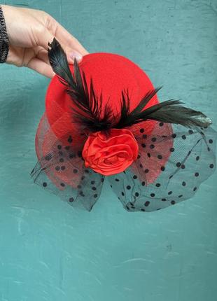 Шляпка мини на заколках, с розой , перьями и фатином, фетровая1 фото