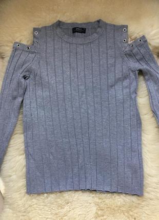 Джемпер в рубчик с открытыми плечиками