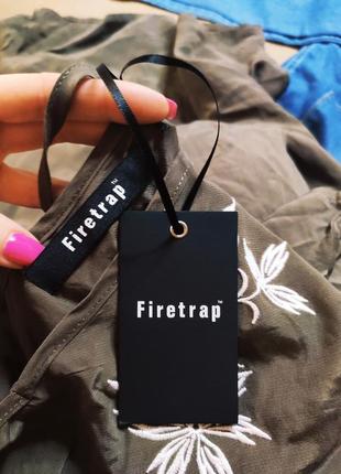 Firetrap платье хаки с белыми цветами вышивкой новое прямое трапеция с открытыми плечами6 фото