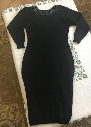 Трикотажное платье с открытой спинкой нарядное плаття