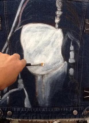Джинсовая куртка с рисунком (художественная роспись, портрет)- джек воробей4 фото