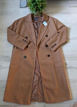 Стильне коричневе пальто