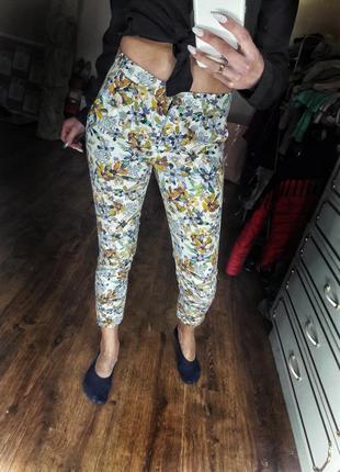 Щільні якісні штани в квіти