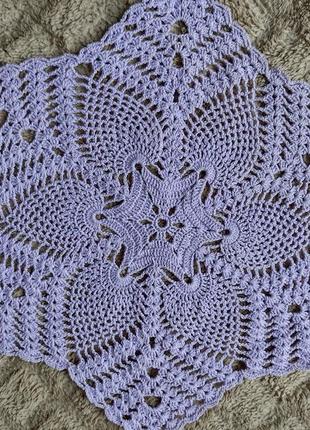 Салфетка ажурная вязаная крючком нежного сиреневого цвета.