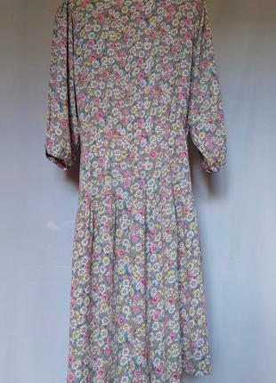 Вискозное серое винтажное платье в мелкий цветочный принт (размер 40)2 фото