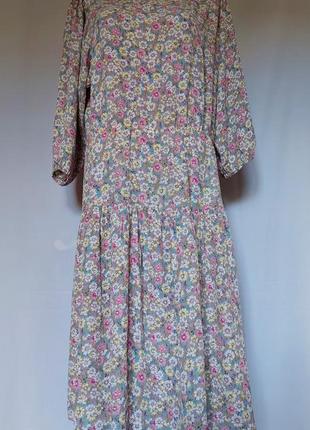 Вискозное серое винтажное платье в мелкий цветочный принт (размер 40)4 фото