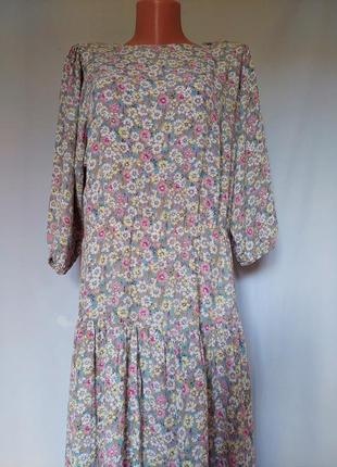 Вискозное серое винтажное платье в мелкий цветочный принт (размер 40)7 фото