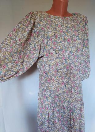 Вискозное серое винтажное платье в мелкий цветочный принт (размер 40)5 фото