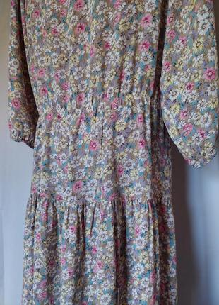 Вискозное серое винтажное платье в мелкий цветочный принт (размер 40)3 фото