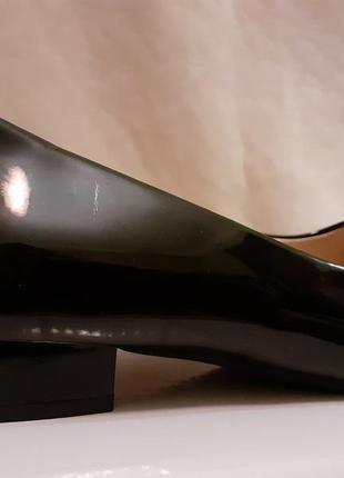 Туфлі лакові жіночі на низькому широкому каблуці3 фото